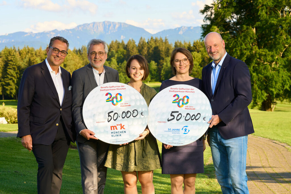 V.l.: Stravros Konstantinidis, Dr. Carsten Krohn, Dr. Louise Hindemith (beide München Klinik), Rafaela Heidemann (Kinderschutzbund), Ralf Fleischer, Scheckübergabe, Benefiz Golfturnier der Stadtsparkasse München, St. Eurach Land- und Golfclub e.V., Iffeldorf, 13. +June+ 2024, Foto: Jens Hartmann/Stadtsparkasse München